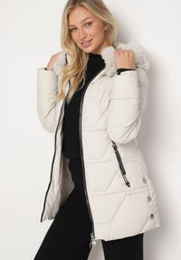 Born2be - Biała Pikowana Kurtka z Dwustronnym Suwakiem i Kapturem z Odpinanym Futrzanym Obszyciem Fenina. Okazja: na spacer. Typ kołnierza: golf. Kolor: biały. Materiał: futro. Styl: klasyczny, elegancki #7