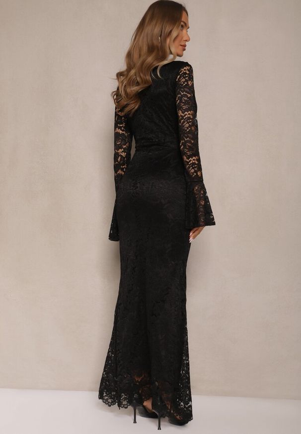 Renee - Czarna Dopasowana Sukienka Zdobiona Koronką z Rozszerzanym Dołem Hannalis. Okazja: na imprezę, na studniówkę. Kolor: czarny. Materiał: koronka. Wzór: aplikacja, koronka. Typ sukienki: dopasowane. Styl: elegancki