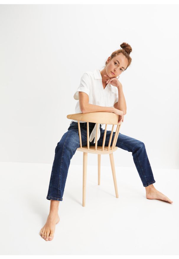 bonprix - Dżinsy straight, mid waist. Kolor: niebieski