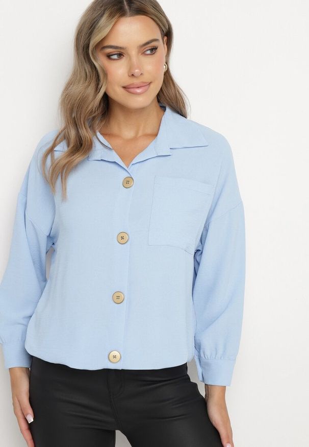 Born2be - Jasnoniebieska Długa Koszula z Rozcięciami po Bokach i Naszytą Kieszonką Hypallia. Okazja: na co dzień. Typ kołnierza: kołnierzyk klasyczny. Kolor: niebieski. Długość: długie. Wzór: aplikacja. Materiał: tkanina. Długość rękawa: długi rękaw. Sezon: jesień, wiosna. Styl: klasyczny, casual, elegancki