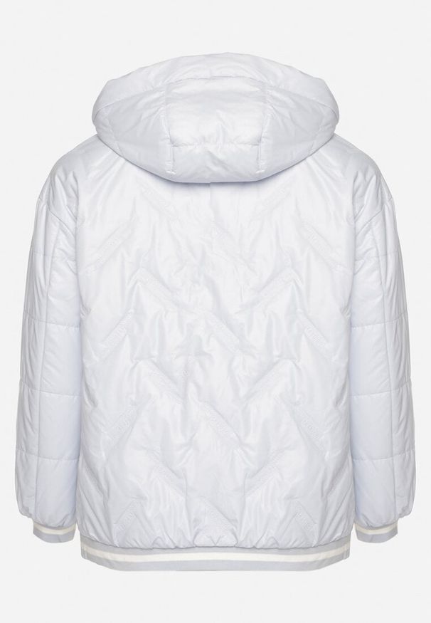 Born2be - Jasnoniebieska Kurtka Pikowana z Odpinanym Kapturem i Ozdobnymi Ściągaczami Dorseli. Okazja: na co dzień. Kolekcja: plus size. Kolor: niebieski. Długość: długie. Wzór: aplikacja. Materiał: jeans. Długość rękawa: długi rękaw. Sezon: jesień. Styl: casual, elegancki