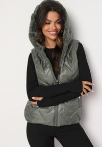 Born2be - Ciemnozielona Pikowana Kamizelka ze Sztucznym Futerkiem na Suwak Timitha. Okazja: na co dzień. Kolor: zielony. Materiał: futro. Wzór: aplikacja. Sezon: jesień. Styl: casual, sportowy, klasyczny #4