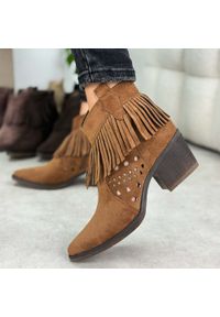 Brązowe kowbojki damskie M.Daszyński Sa261-13. Okazja: na co dzień. Kolor: brązowy. Materiał: zamsz. Szerokość cholewki: normalna. Sezon: wiosna, jesień, lato. Obcas: na obcasie. Styl: casual, elegancki, boho, klasyczny. Wysokość obcasa: średni #1