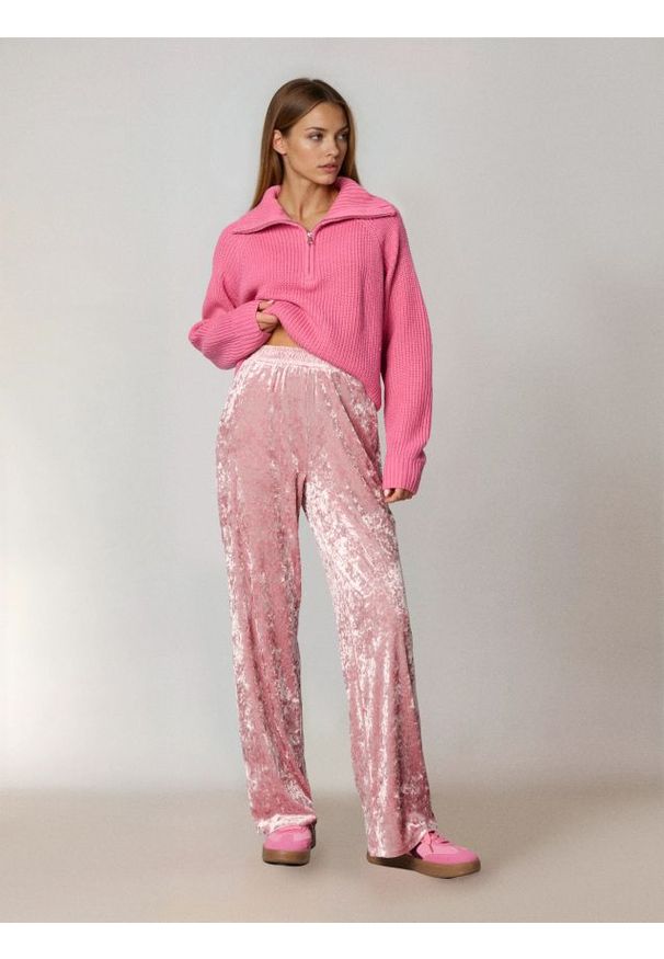 Sinsay - Spodnie wide leg z gniecionego weluru - różowy. Kolor: różowy. Materiał: welur