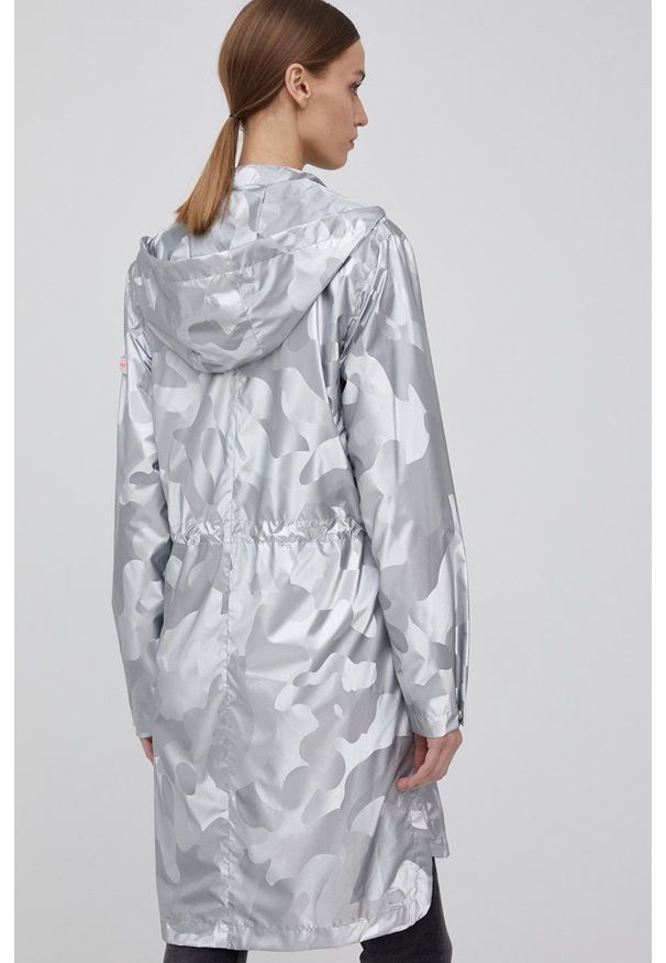 Frieda & Freddies parka damska kolor srebrny przejściowa. Okazja: na co dzień. Typ kołnierza: kaptur. Kolor: srebrny. Materiał: materiał. Styl: casual