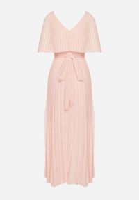 Born2be - Jasnoróżowa Sukienka Plisowana z Szeroką Falbaną Przy Dekolcie Dinara. Kolor: różowy. Styl: wizytowy. Długość: maxi #7