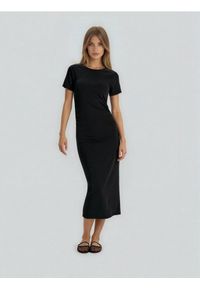 Sinsay - Bawełniana sukienka midi z marszczeniem po bokach - czarny. Kolor: czarny. Materiał: bawełna. Długość: midi