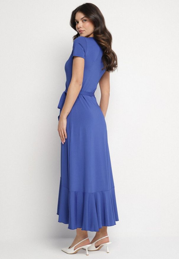 Born2be - Niebieska Sukienka z Paskiem Kopertowa Ozdobiona Falbanami Wleffia. Okazja: na spacer. Typ kołnierza: dekolt w kształcie V. Kolor: niebieski. Długość rękawa: krótki rękaw. Wzór: aplikacja. Sezon: wiosna, lato. Typ sukienki: kopertowe. Styl: elegancki