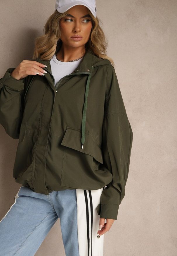 Renee - Ciemnobeżowa Kurtka o Fasonie Oversize z Kapturem Malinessa. Okazja: na co dzień, na spacer. Typ kołnierza: kaptur. Kolor: beżowy. Materiał: jeans. Długość rękawa: długi rękaw. Długość: długie. Styl: sportowy, klasyczny, elegancki, casual