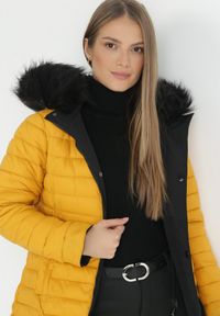 Born2be - Czarno-Żółta Kurtka Dwustronna Pikowana z Kapturem z Futerkiem Amerina. Okazja: na co dzień, na spacer. Typ kołnierza: kaptur. Kolor: czarny. Materiał: futro. Długość rękawa: długi rękaw. Długość: długie. Styl: klasyczny, casual #6