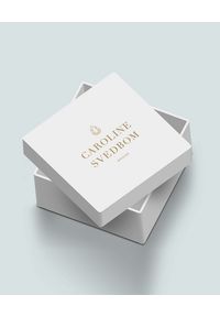 CAROLINE SVEDBOM - Kolczyki z białego złota Calanthe. Materiał: złote. Kolor: biały. Wzór: aplikacja, kolorowy. Kamień szlachetny: kryształ #5