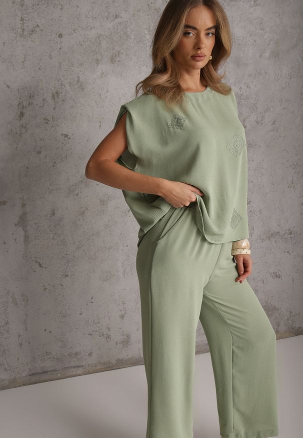 Renee - Jasnozielony Komplet Oversize z Dużą Zawartością Wiskozy Bluzka z Haftem i Spodnie Lenise. Kolor: zielony. Materiał: wiskoza. Wzór: haft