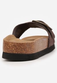 Renee - Ciemnobrązowe Klapki z Zamszu Naturalnego na Korkowej Platformie z Klamrą Ariessea. Kolor: brązowy. Materiał: zamsz. Sezon: lato. Obcas: na platformie. Styl: elegancki #5