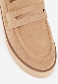 Renee - Ciemnobeżowe Półbuty w Stylu Mokasynów z Imitacji Zamszu na Platformie Vhisper. Okazja: na co dzień, do pracy. Kolor: beżowy. Materiał: zamsz. Obcas: na platformie. Styl: casual, elegancki #2