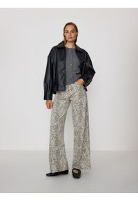 Reserved - Jeansy w zwierzęcy wzór - beżowy. Kolor: beżowy. Wzór: motyw zwierzęcy