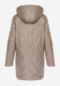 Born2be - Brązowa Pikowana Kurtka Przejściowa Parka z Kapturem o Długim Kroju z Ozdobą Isaline. Okazja: na co dzień. Typ kołnierza: kaptur. Kolor: brązowy. Materiał: poliester, dresówka. Długość: długie. Wzór: aplikacja. Styl: casual, klasyczny #5