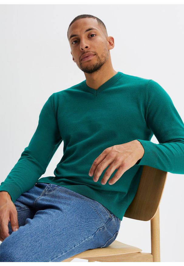 bonprix - Cienki sweter z miękkiej mieszanki bawełny. Typ kołnierza: dekolt w serek. Kolor: zielony. Materiał: dzianina, bawełna. Wzór: gładki, ze splotem. Styl: klasyczny