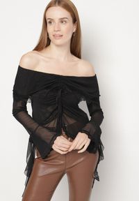 Born2be - Czarna Siateczkowa Bluzka z Bawełny i Wiskozy z Odkrytymi Ramionami Fenikka. Typ kołnierza: kołnierz z falbankami. Kolor: czarny. Materiał: bawełna, wiskoza. Wzór: aplikacja #6