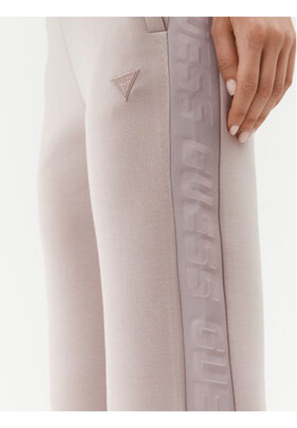 Guess Spodnie dresowe Brenda V3RB21 K7UW2 Beżowy Regular Fit. Kolor: beżowy. Materiał: wiskoza
