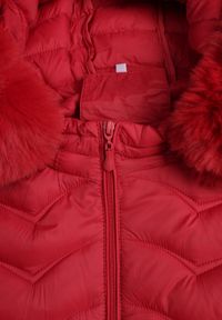 Born2be - Czerwona Pikowana Kurtka Przejściowa z Kapturem i Ściągaczami po Bokach Fezika. Okazja: na spacer, na co dzień. Typ kołnierza: kaptur. Kolor: czerwony. Materiał: futro, poliester, jeans. Styl: casual #2