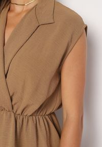 Born2be - Ciemnobeżowy Krótki Kombinezon z Falbankami i Kołnierzykiem Laravia. Kolor: beżowy. Długość: krótkie. Styl: wizytowy, elegancki #6