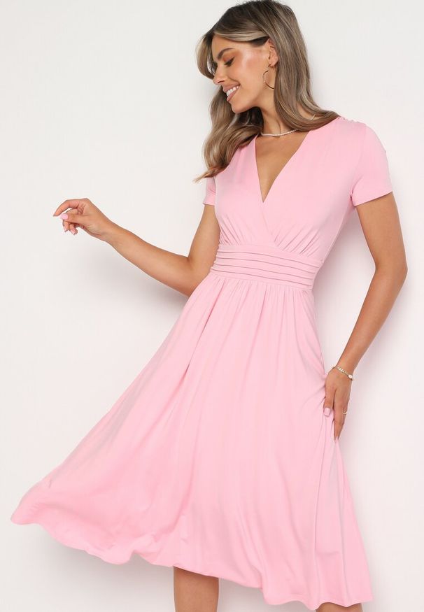 Born2be - Różowa Taliowana Sukienka z Dekoltem na Zakładkę Quimadea. Okazja: na spotkanie biznesowe. Kolor: różowy. Materiał: materiał. Wzór: aplikacja. Styl: elegancki, biznesowy