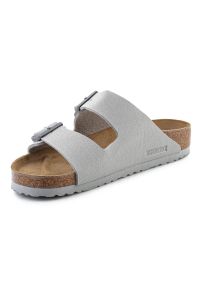 Klapki Birkenstock Arizona Bs M 1027720 szare. Okazja: na co dzień. Kolor: szary. Materiał: materiał. Wzór: paski. Styl: casual, wakacyjny, klasyczny