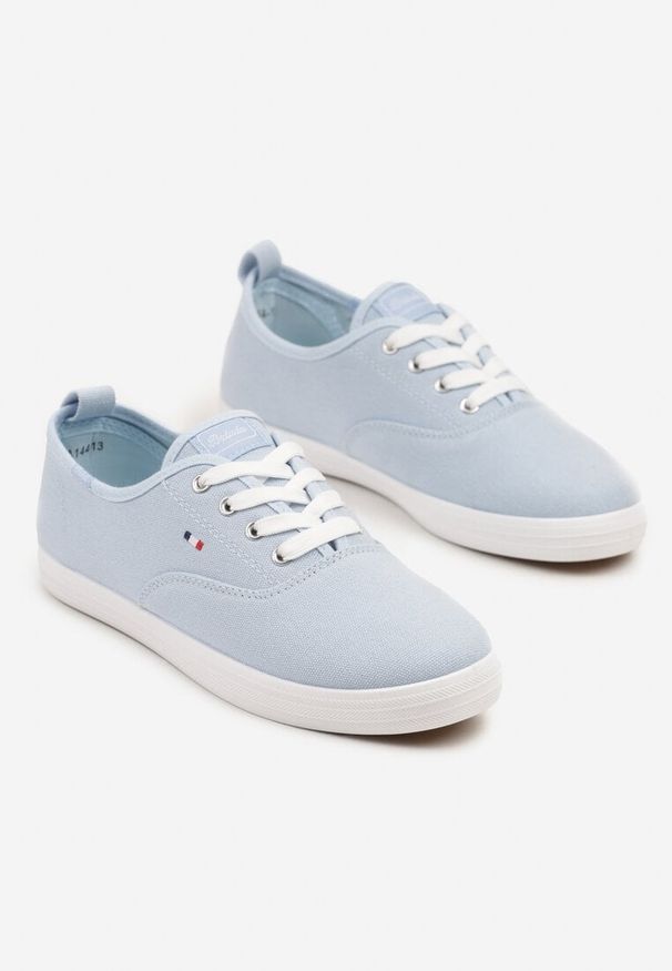 Renee - Jasnoniebieskie Basicowe Tenisówki Vices Hallriva. Okazja: na co dzień. Zapięcie: sznurówki. Kolor: niebieski. Materiał: jeans. Styl: klasyczny, casual, elegancki