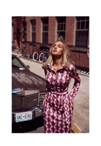 MOE - Ołówkowa sukienka z nadrukiem koszulowa góra i kołnierzyk. Okazja: na randkę, do pracy. Wzór: nadruk. Typ sukienki: ołówkowe, koszulowe. Styl: wizytowy #2