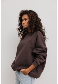 Marsala - Bluza damska o kroju oversize z HAFTEM w kolorze BROWN - CRAFT. Materiał: dzianina, dresówka, poliester, materiał, bawełna. Długość rękawa: długi rękaw. Długość: długie. Wzór: haft. Styl: klasyczny #1