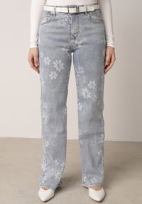 Born2be - Niebieskie Jeansy z Bawełną o Szerokim Kroju Ozdobione Kwiatami Zinnoreth. Stan: podwyższony. Kolor: niebieski. Wzór: aplikacja, kwiaty. Styl: elegancki #7