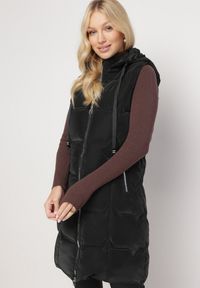 Born2be - Czarna Kamizelka o Długim Fasonie z Pikowaniem i Kapturem Kerenisa. Kolor: czarny. Długość: długie #5