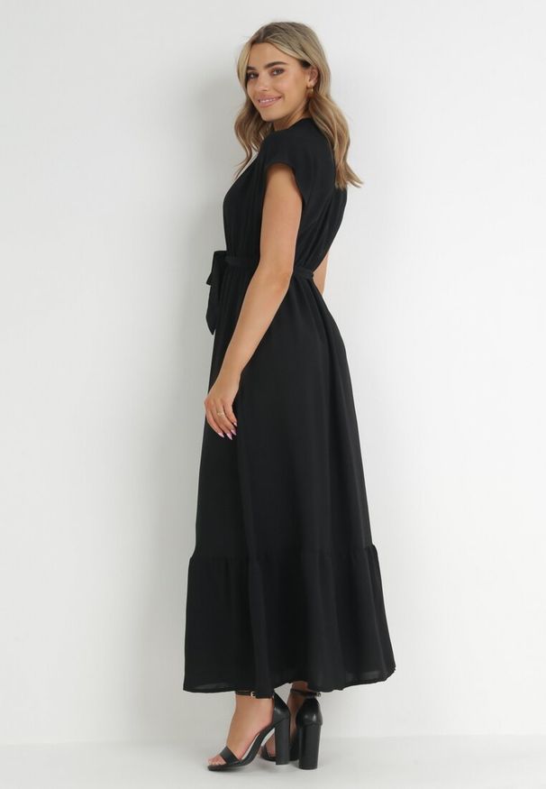 Born2be - Czarna Sukienka Maxi Wiązana W Pasie z Gumką w Talii Vynyndu. Typ kołnierza: dekolt kopertowy, kołnierzyk stójkowy. Kolor: czarny. Długość rękawa: krótki rękaw. Typ sukienki: kopertowe, rozkloszowane. Długość: maxi