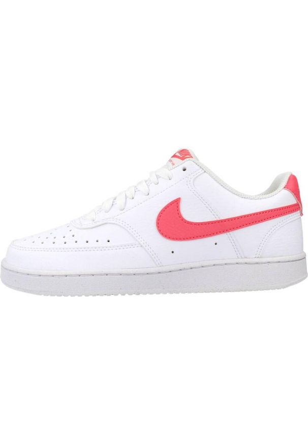 Buty do chodzenia damskie Nike Court Vision LO NN. Zapięcie: sznurówki. Kolor: biały. Materiał: materiał, syntetyk, tkanina. Szerokość cholewki: normalna. Model: Nike Court. Sport: turystyka piesza