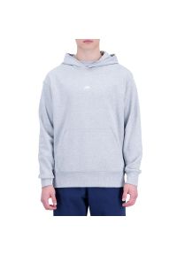 Bluza New Balance MT31502AG - szara. Okazja: na co dzień. Typ kołnierza: kaptur. Kolor: szary. Materiał: bawełna, prążkowany. Wzór: napisy. Styl: klasyczny, casual #1