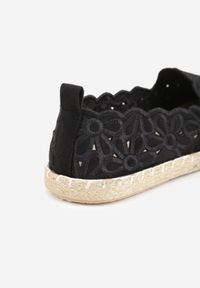 Renee - Czarne Plecione Espadryle Vices z Kwiatowym Motywem z Ażurowymi Wycięciami Honavia. Okazja: na co dzień, na spacer. Kolor: czarny. Materiał: jeans. Wzór: kwiaty, ażurowy. Styl: casual #9