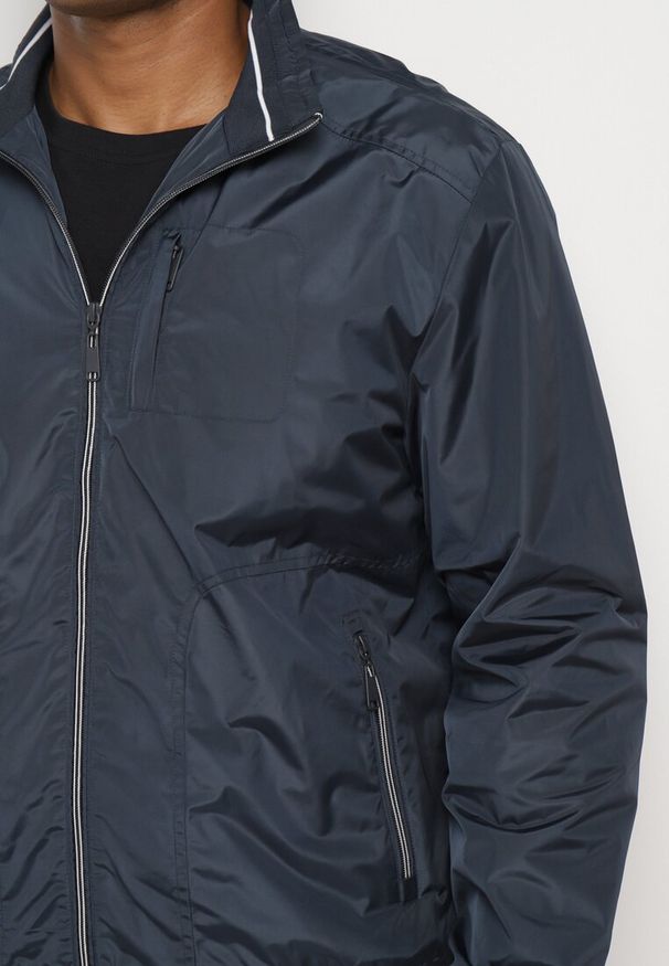 Born2be - Granatowa Kurtka Bomberka z Ociepleniem Nevetala. Okazja: na spotkanie biznesowe, na co dzień. Kolor: niebieski. Materiał: jeans. Długość rękawa: długi rękaw. Długość: długie. Styl: biznesowy, casual