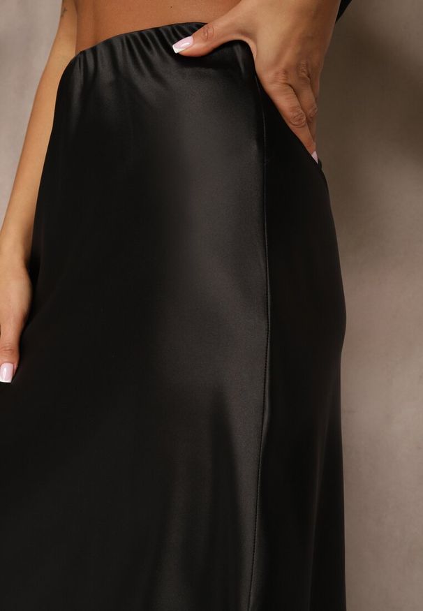 Renee - Czarna Spódnica Satynowa High Waist Pillizze. Okazja: na co dzień. Stan: podwyższony. Kolor: czarny. Materiał: satyna. Styl: elegancki, casual