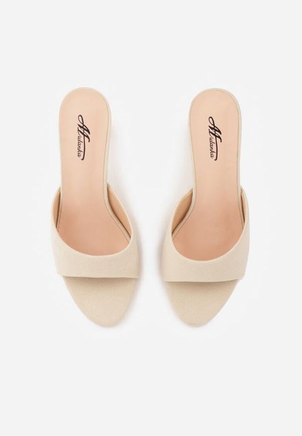 Renee - Beżowe Klapki na Obcasie Kaczuszka z Odkrytym Noskiem Nadah. Okazja: na co dzień. Kolor: beżowy. Materiał: jeans. Sezon: lato. Obcas: na obcasie. Styl: elegancki, casual. Wysokość obcasa: średni