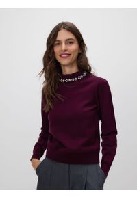 Reserved - Sweter z ozdobną aplikacją - ciemnofioletowy. Kolor: fioletowy. Materiał: dzianina, wiskoza. Wzór: aplikacja #1