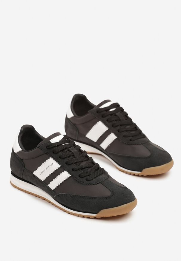 Renee - Czarno-Białe Sneakersy ze Skórzaną Wkładką i Ozdobnymi Paskami Nasnella. Okazja: na co dzień. Nosek buta: okrągły. Zapięcie: pasek. Kolor: czarny. Materiał: skóra. Obcas: na obcasie. Wysokość obcasa: niski