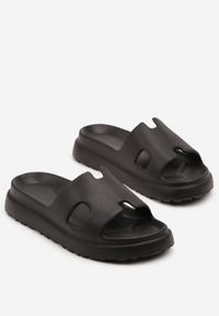 Born2be - Czarne Klapki z Ozdobnymi Wycięciami Kinrela. Okazja: na plażę, na spacer. Kolor: czarny. Sezon: lato. Styl: klasyczny, elegancki