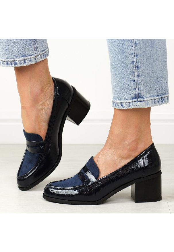 Niebieskie mokasyny damskie na obcasie M.Daszyński 2201D-3A. Okazja: na co dzień, do pracy, na spotkanie biznesowe. Nosek buta: okrągły. Kolor: niebieski. Szerokość cholewki: normalna. Materiał: lakier, skóra. Sezon: jesień, wiosna, lato. Obcas: na obcasie. Styl: biznesowy, klasyczny, casual. Wysokość obcasa: średni