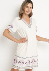 Born2be - Fioletowa Sukienka Bawełniana o Pudełkowym Fasonie Ozdobiona Haftami Tirkio. Okazja: na co dzień. Typ kołnierza: dekolt w kształcie V. Kolor: fioletowy. Materiał: bawełna. Wzór: aplikacja, haft. Styl: casual, elegancki #1