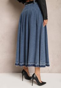 Renee - Granatowa Rozkloszowana Spódnica Jeansowa z Paskiem z Klamrą Varnie. Okazja: na uczelnię. Kolor: niebieski. Materiał: jeans