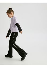 Reserved - Spodnie z aplikacją - czarny. Kolor: czarny. Materiał: dzianina, bawełna. Wzór: aplikacja #1