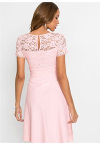 Sukienka z koronką bonprix pastelowy jasnoróżowy. Okazja: na wesele, na ślub cywilny. Kolor: różowy. Materiał: koronka. Wzór: koronka #2