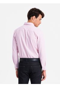 Ombre Clothing - Bawełniana męska koszula REGULAR FIT w drobne paski – różowa V2. Typ kołnierza: button down. Kolor: różowy. Materiał: bawełna. Wzór: paski. Styl: klasyczny #3