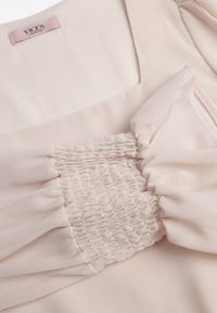 Renee - Beżowa Sukienka VICES z Półtransparentnymi Rękawami Wiązania w Talii Resmosa. Okazja: na co dzień, na randkę. Typ kołnierza: dekolt kwadratowy. Kolor: beżowy. Materiał: skóra, materiał. Styl: casual, elegancki #4