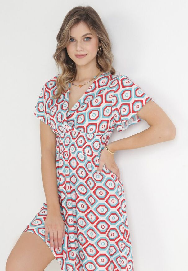 Born2be - Czerwono-Biała Sukienka Mini z Wiskozy z Gumką w Pasie i Kopertowym Dekoltem Karisa. Kolor: czerwony. Materiał: wiskoza. Długość rękawa: krótki rękaw. Sezon: wiosna, lato. Typ sukienki: kopertowe. Długość: mini